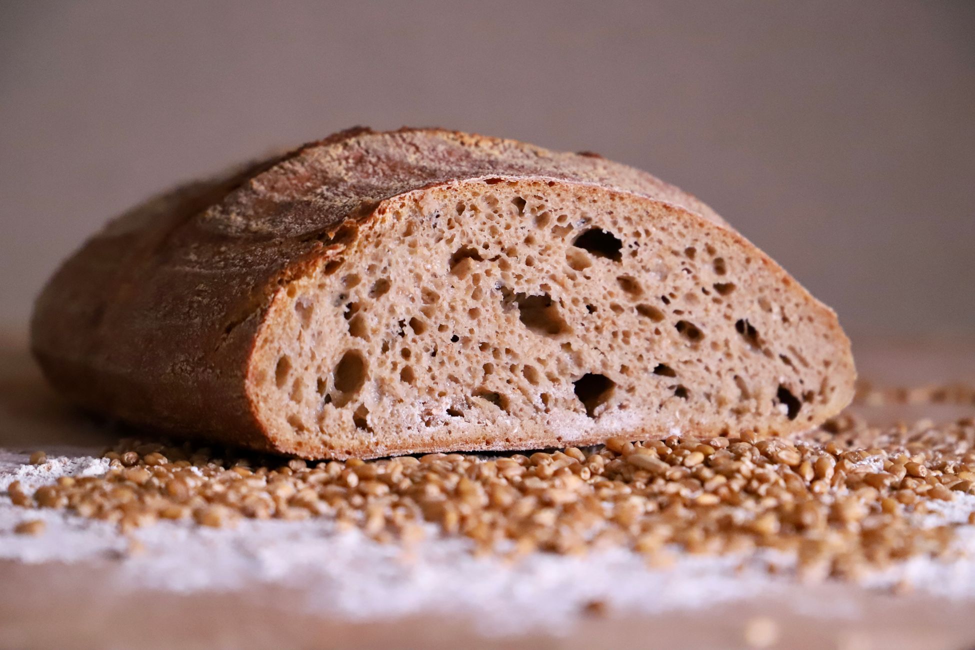 Internationale bakkers leren zuurdesem kennen bij Nederlandse bakker Gerard