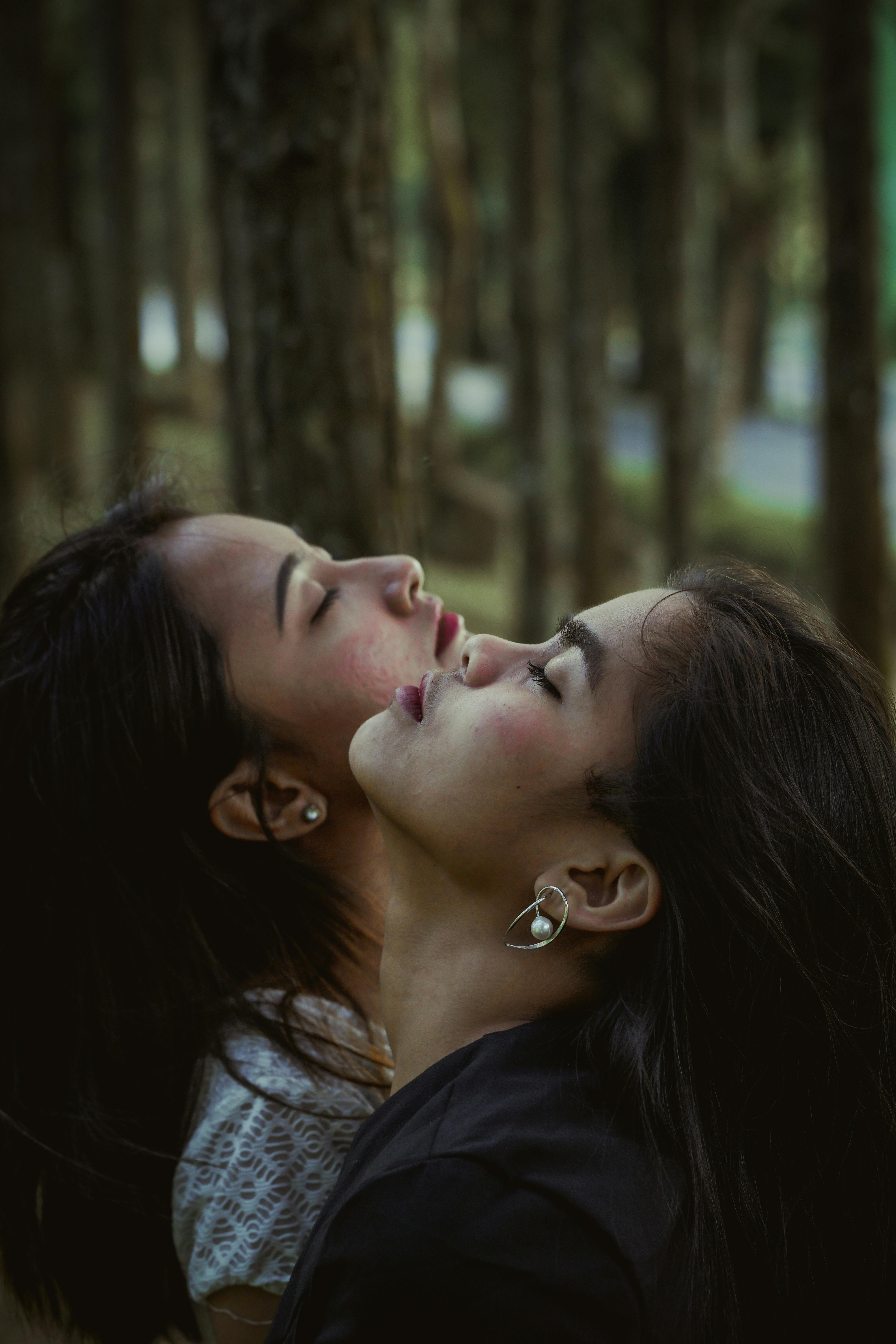 两个女人闭着眼睛拥抱大自然的特写肖像