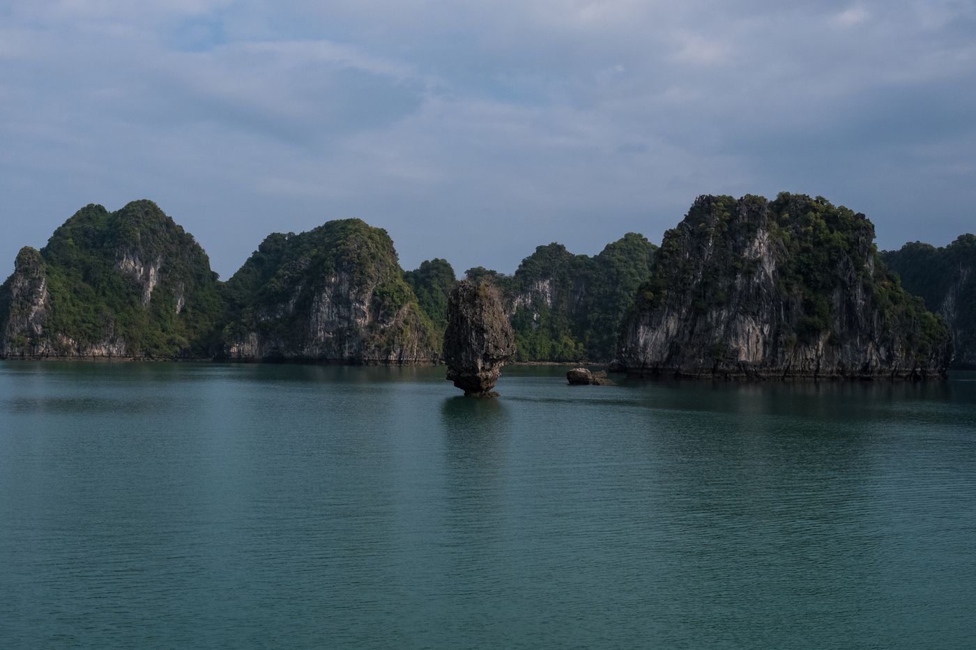 Wapienne wyspy zatoki Ha Long w Wietnamie