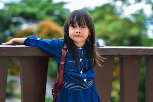 Gadis Mengenakan Gaun Lengan Panjang Biru