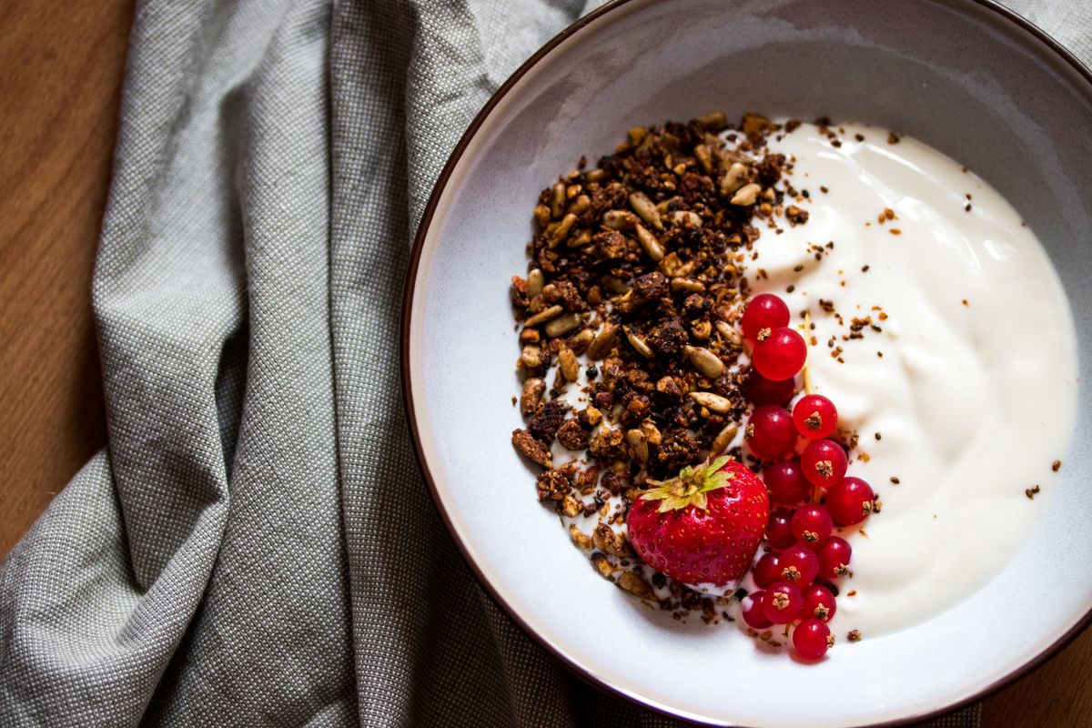 Breakfast bowl with yogurt and berries — a balanced calorie tracker spreadsheet example.