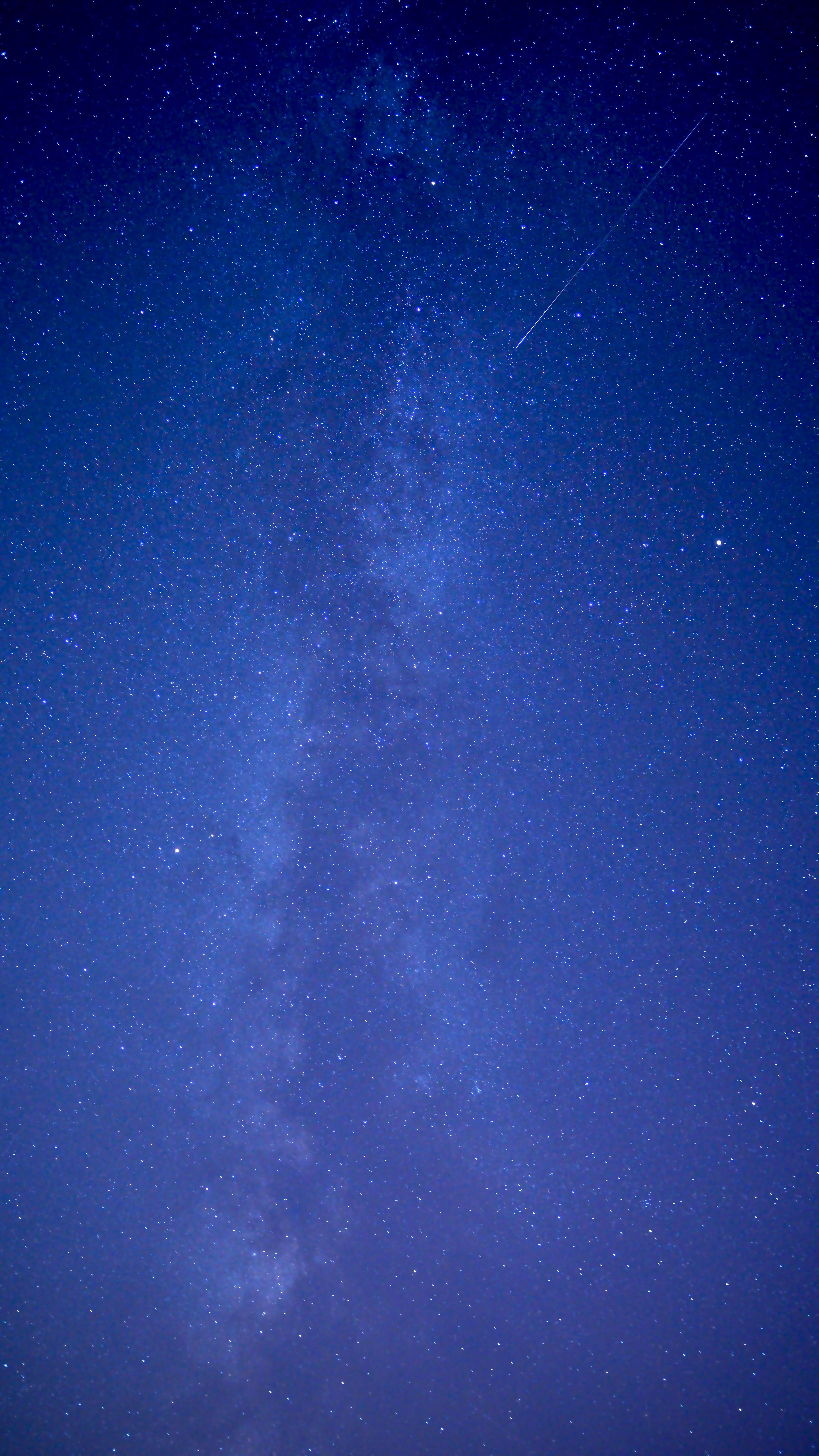 Fotomural Una vista impresionante de la galaxia Vía Láctea con innumerables estrellas brillando en el cielo nocturno.