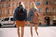 两位时尚女性在俄罗斯圣彼得堡的经典建筑前漫步