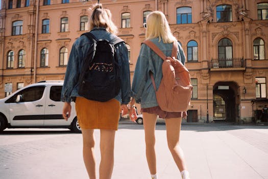 两位时尚女性在俄罗斯圣彼得堡的经典建筑前漫步