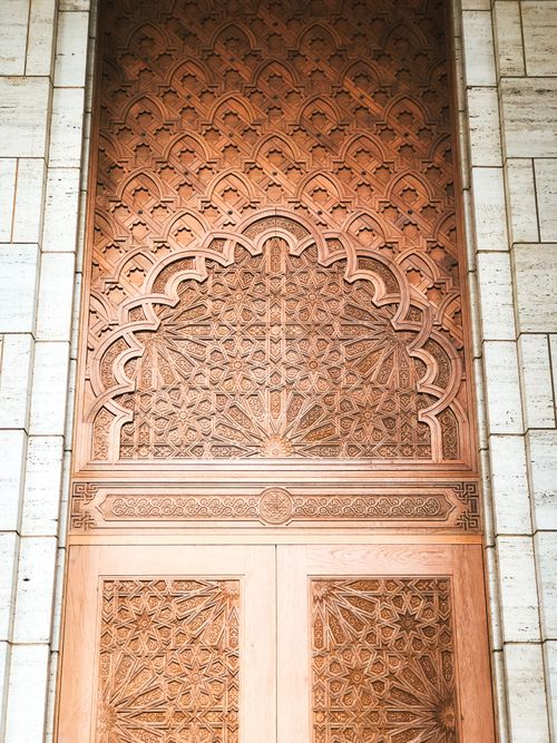 Free Detailed wooden door showcasing Islamic architecture in Algiers. Perfect for cultural and architectural studies. Stock Photo