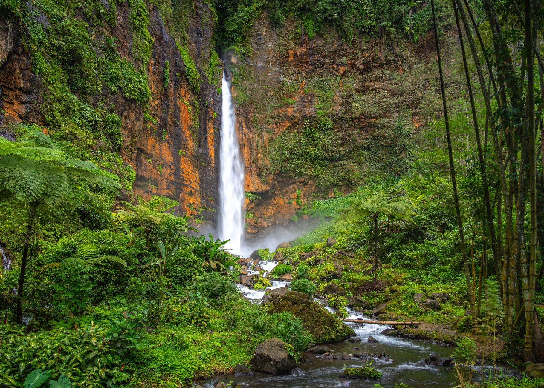 Air Terjun Kapas Biru Lumajang: Pesona Surga Tersembunyi di Kaki Gunung Semeru