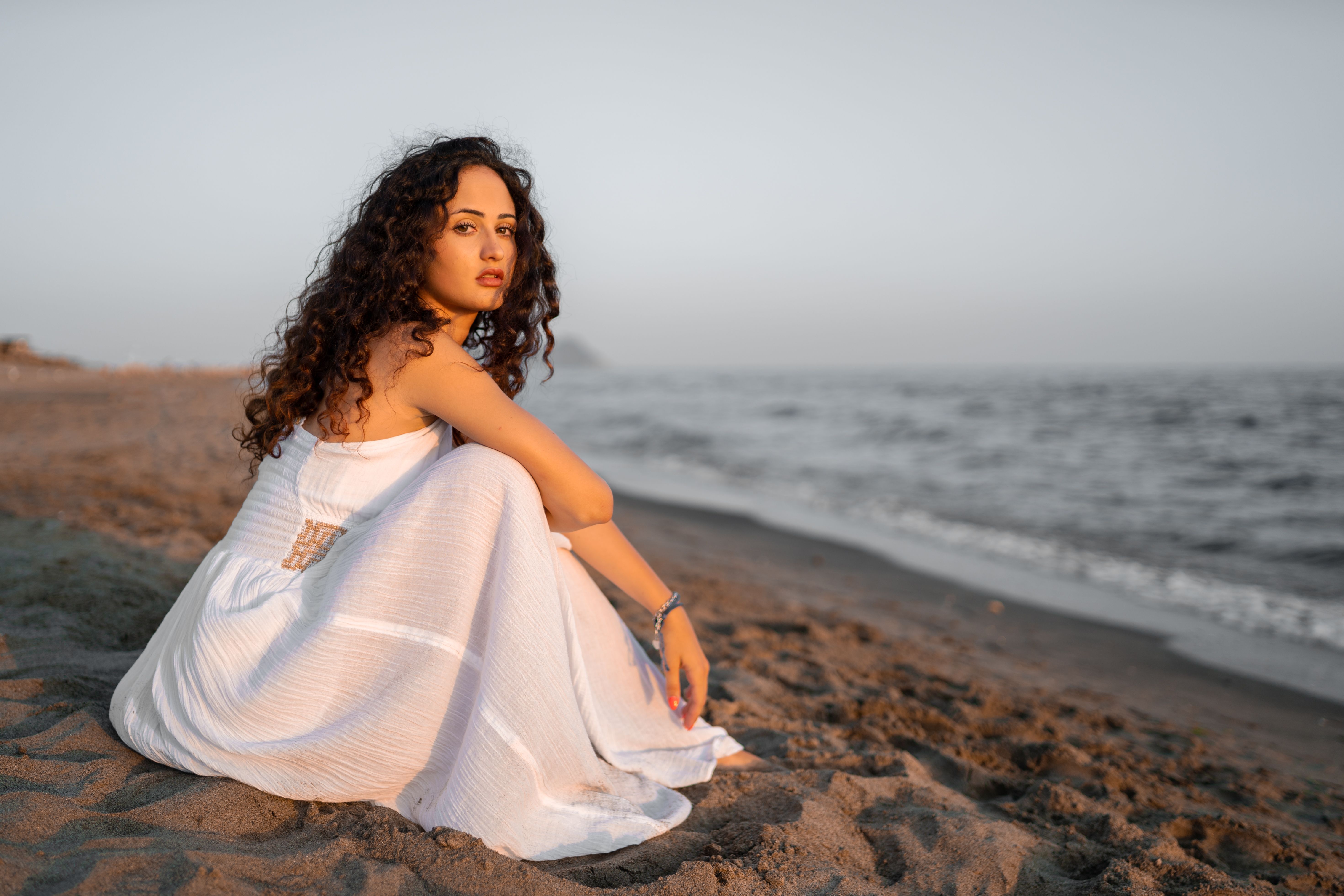 Foto gratuita di acqua, corpo d'acqua, donna bellissima