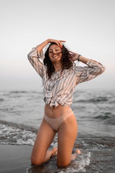 日落时分，一个女人在海滩上享受着无忧无虑的快乐时光