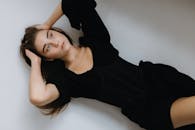 一个体贴的女人优雅地摆出黑色礼服，展现出现代时尚风格