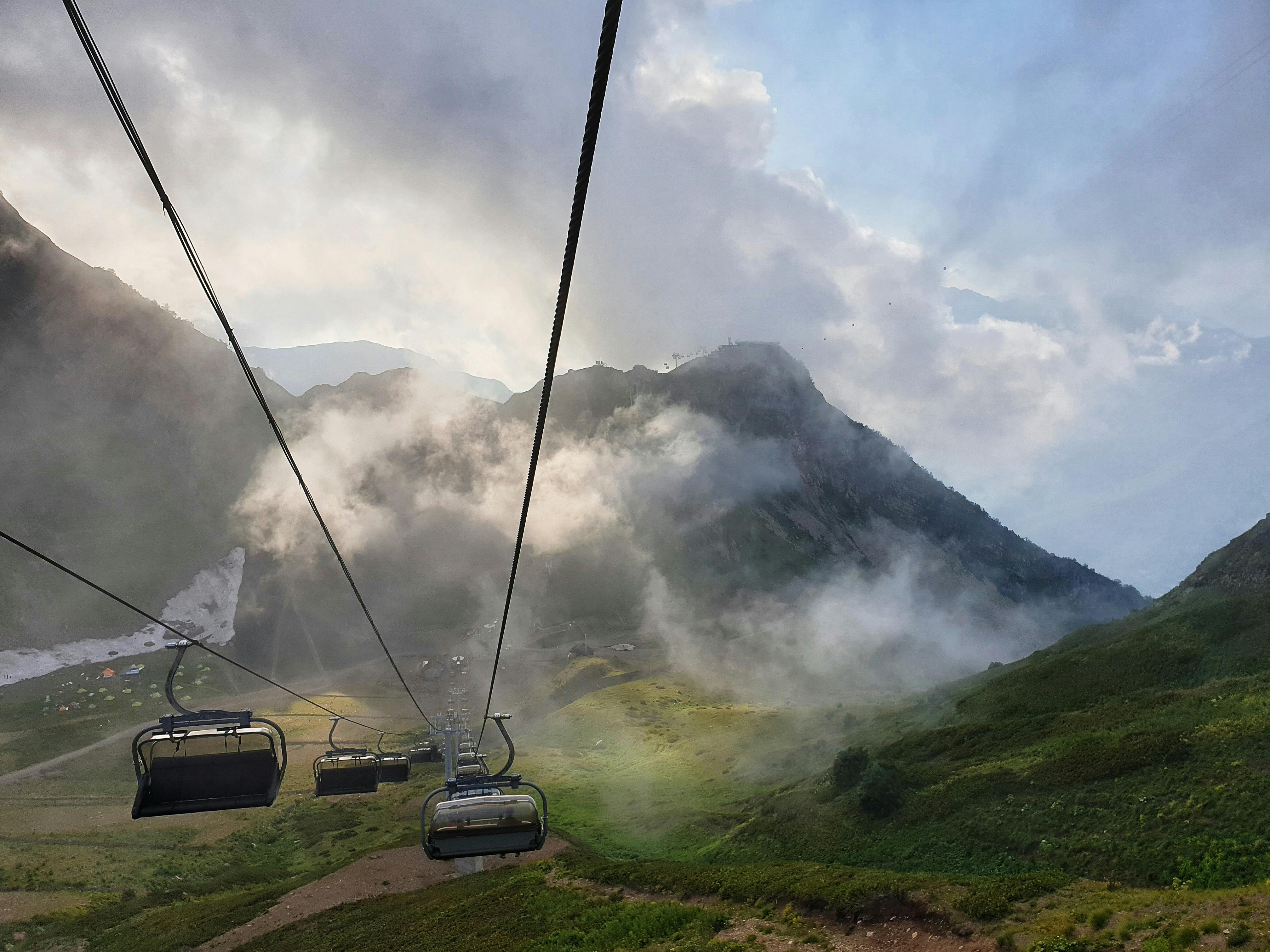 缆车穿过俄罗斯克拉斯诺达尔边疆区雾蒙蒙的山脉，沿途景色令人叹为观止
