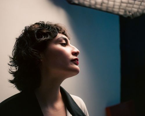 Free Artistic side profile portrait of a woman under studio lighting in Ciudad de México. Stock Photo