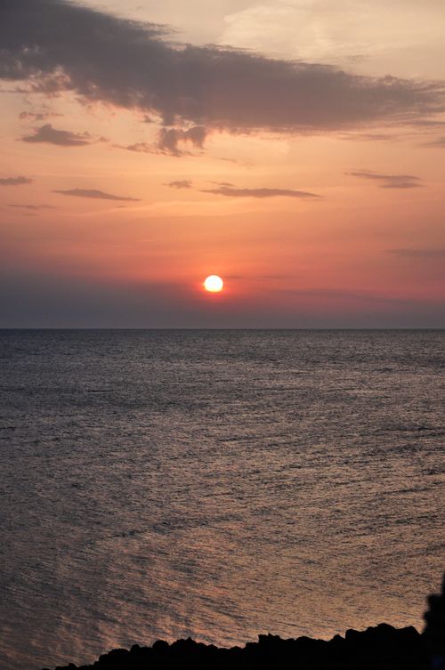 Free Captivating sunset over the ocean with warm, vibrant hues. Stock Photo