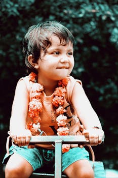 可爱的孩子戴着花环，在户外度过了有趣的一天