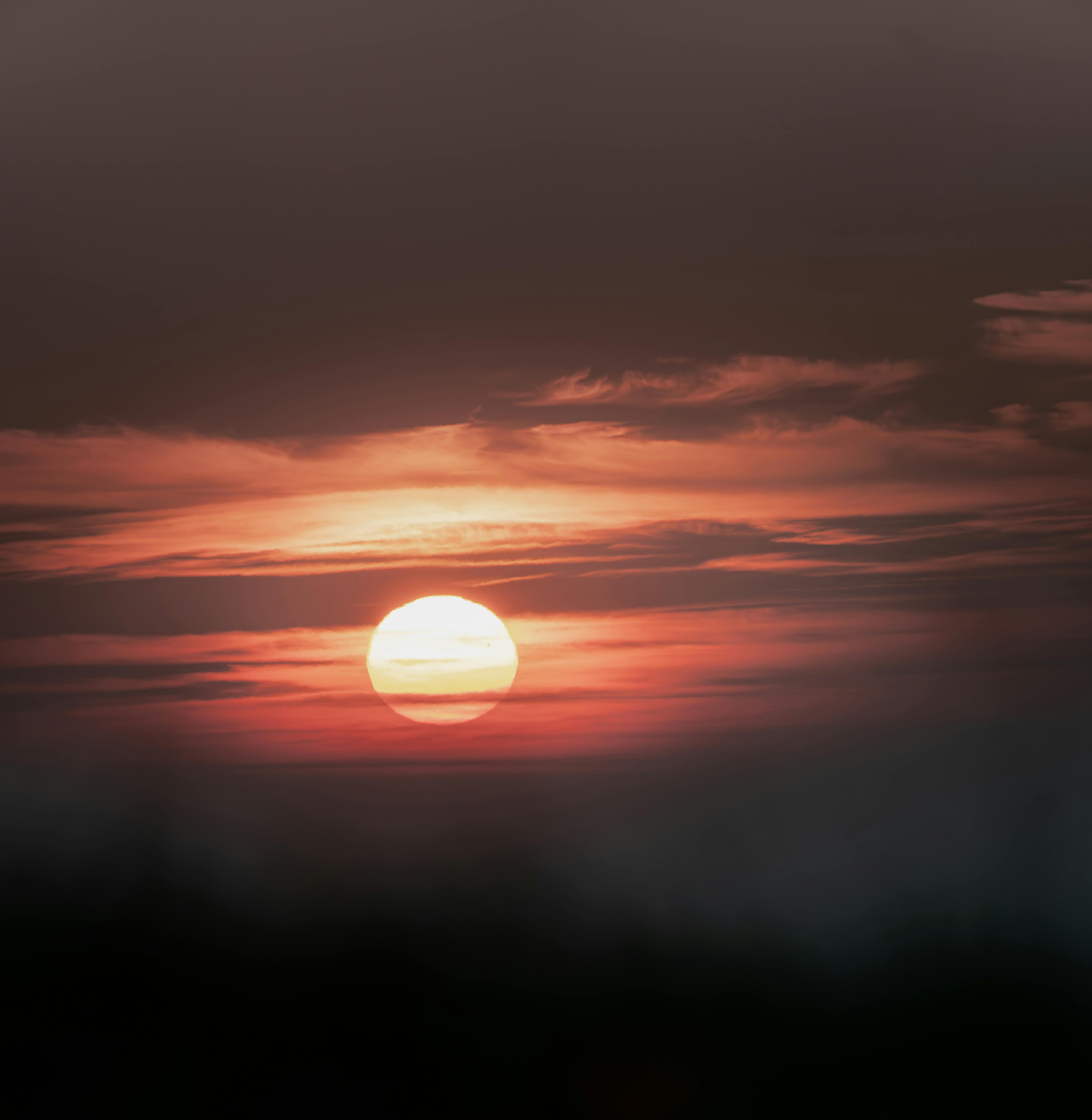 Bezpłatne Dramatyczny Wschód Słońca Nad Górzystym Horyzontem Zdjęcie z galerii