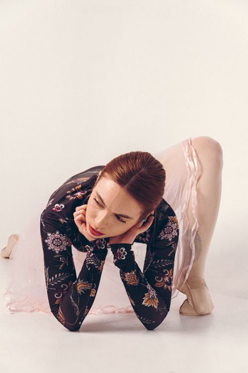 Free A young ballerina gracefully poses in a studio, showcasing poise and elegance. Stock Photo