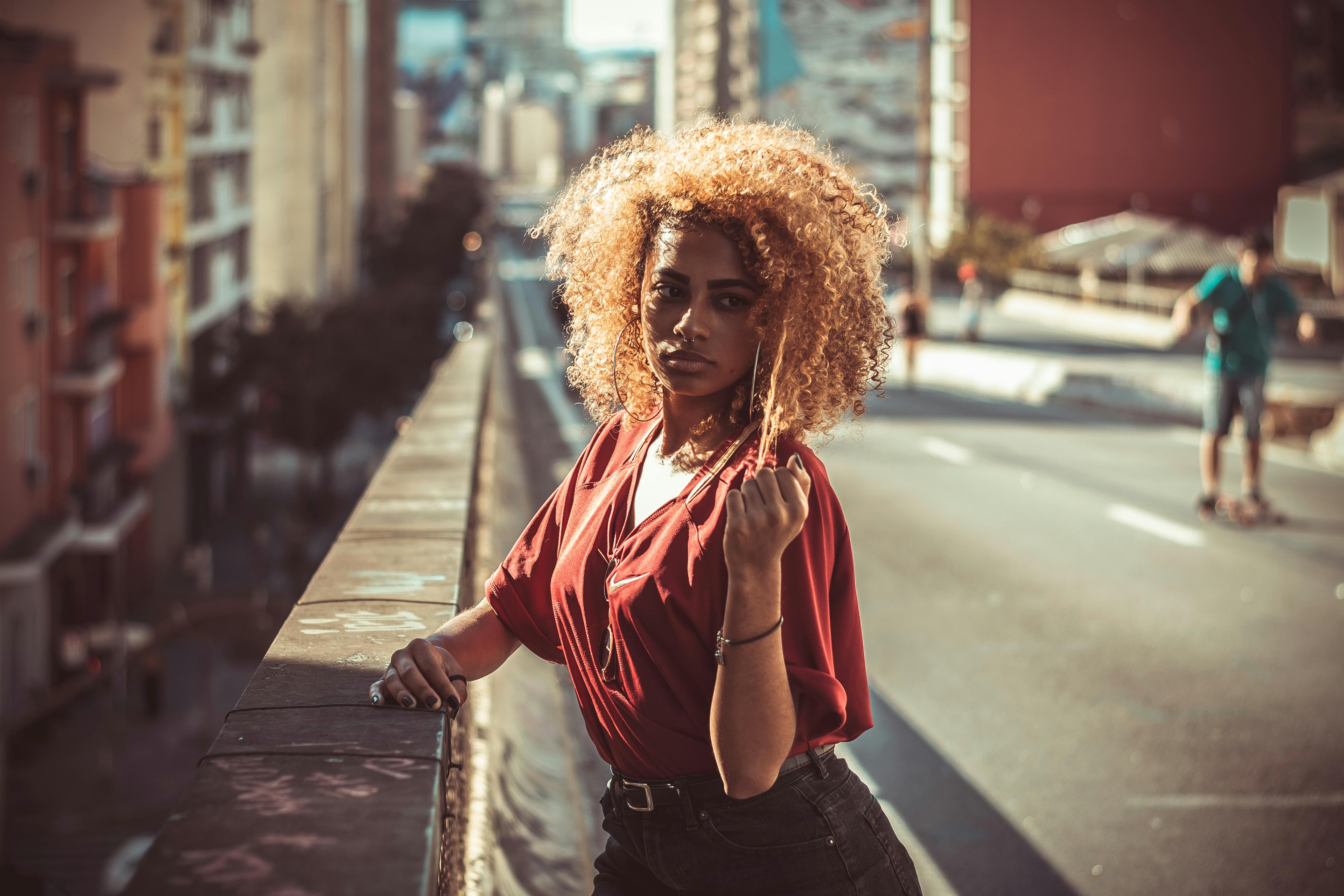 在巴西圣保罗阳光明媚的街道上，一位自信的女人摆着姿势