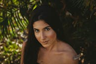 一个女人的优雅肖像户外引人注目的眼睛和自然的姿势