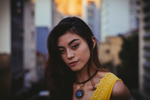 Foto En Primer Plano De Mujer Vistiendo Top Amarillo