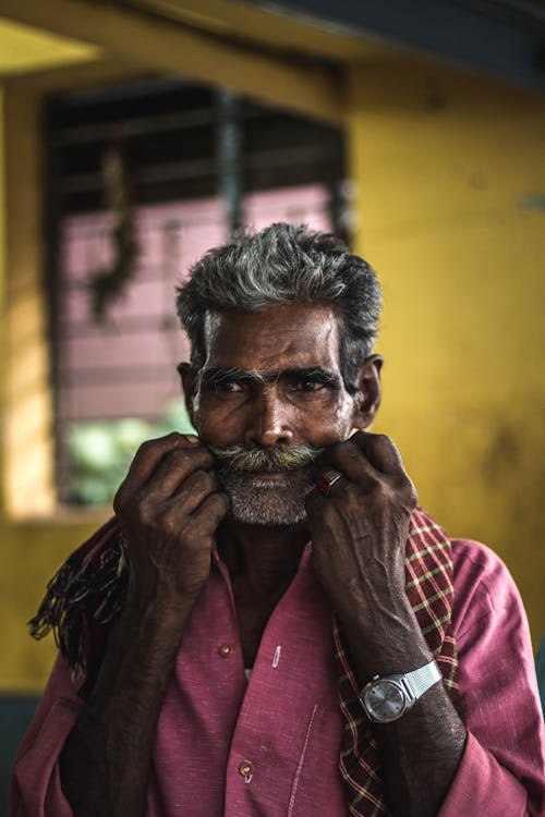 Foto De Hombre Sosteniendo Su Bigote