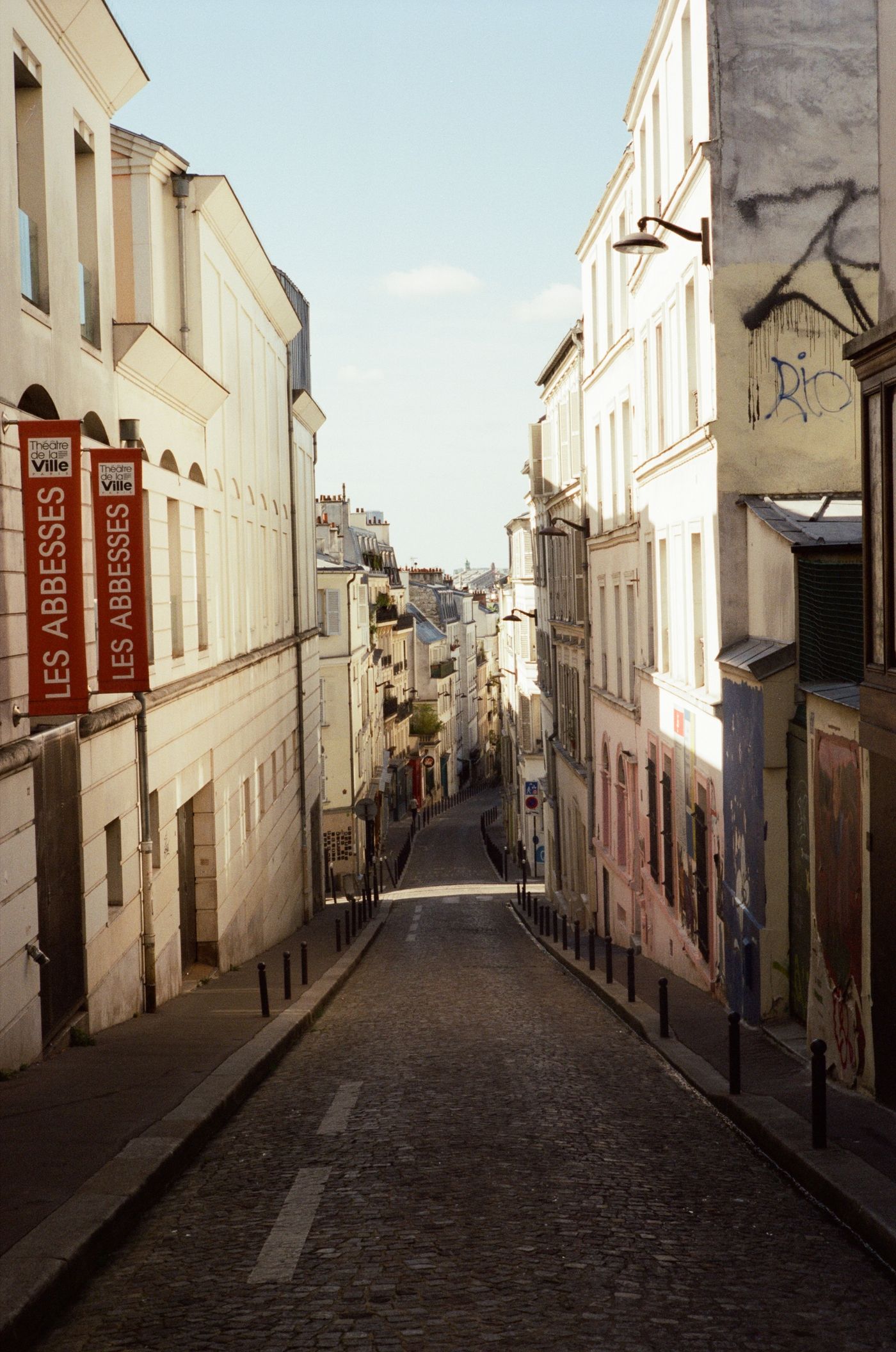 Rua de paralelepípedos em Montmartre, um dos bairros para se hospedar em Paris