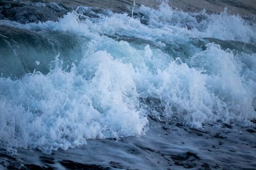 Free Dynamic ocean waves crashing at Odawara shoreline. Captures the sea's energy and vibrant blues. Stock Photo