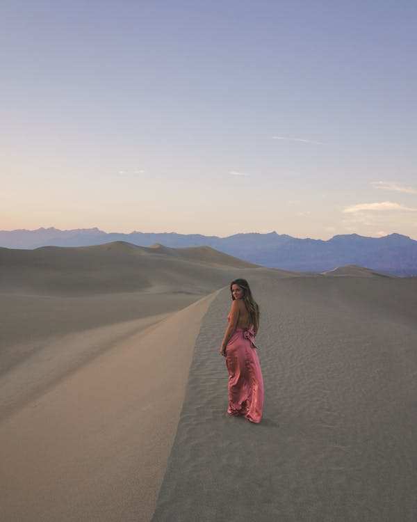 Photo De Femme Marchant Sur Le Dessert