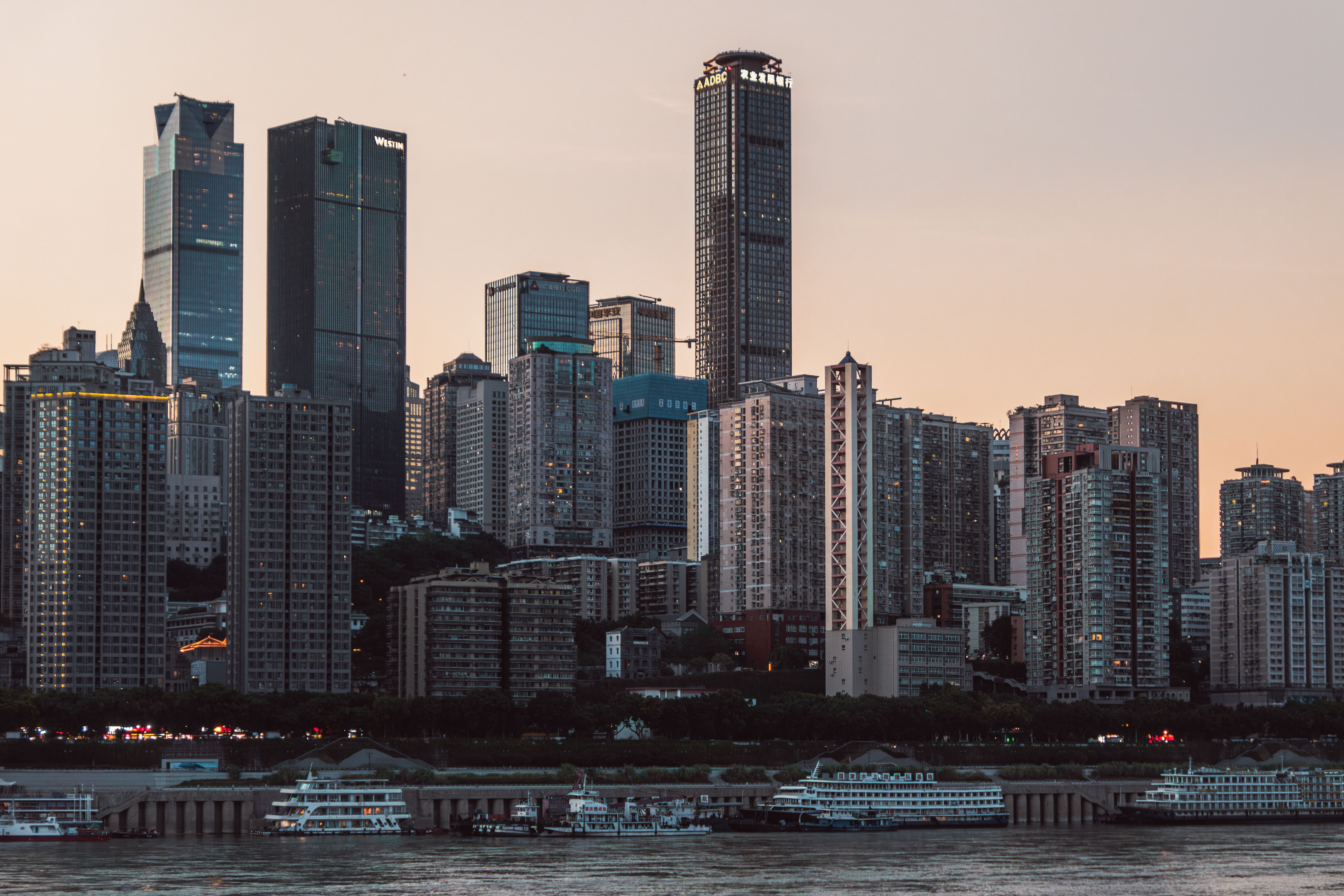 A city skyline with tall buildings and boats · Free Stock Photo