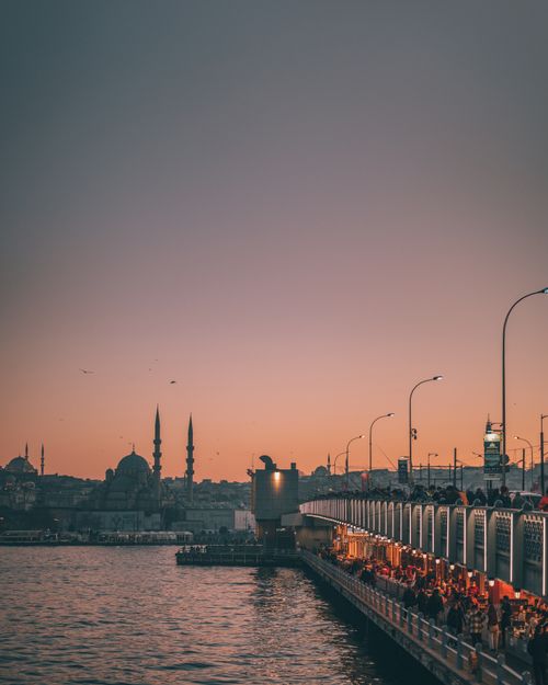 Free Majestic sunset over Galata Bridge with mosques in Istanbul, Turkey, showcasing vibrant cityscape. Stock Photo