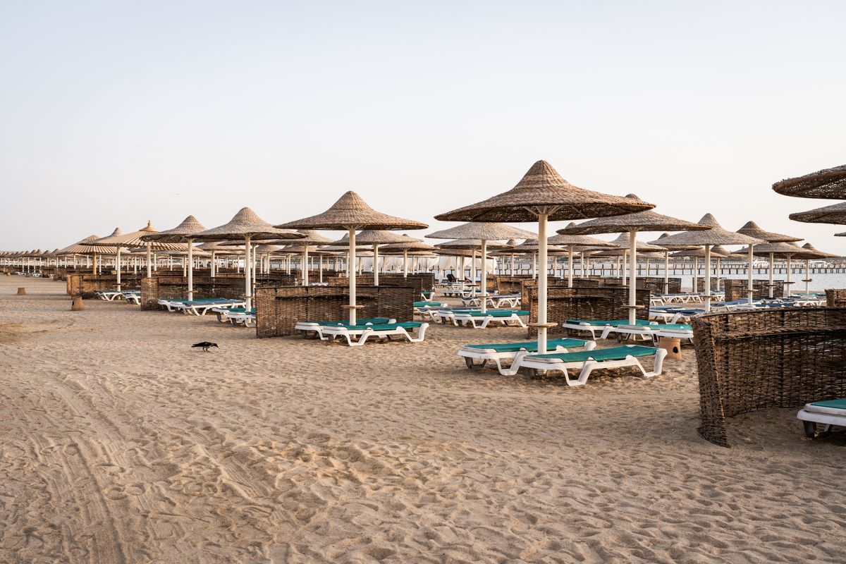 Hurghada - umbrele de paie pe plajă la Marea Roșie