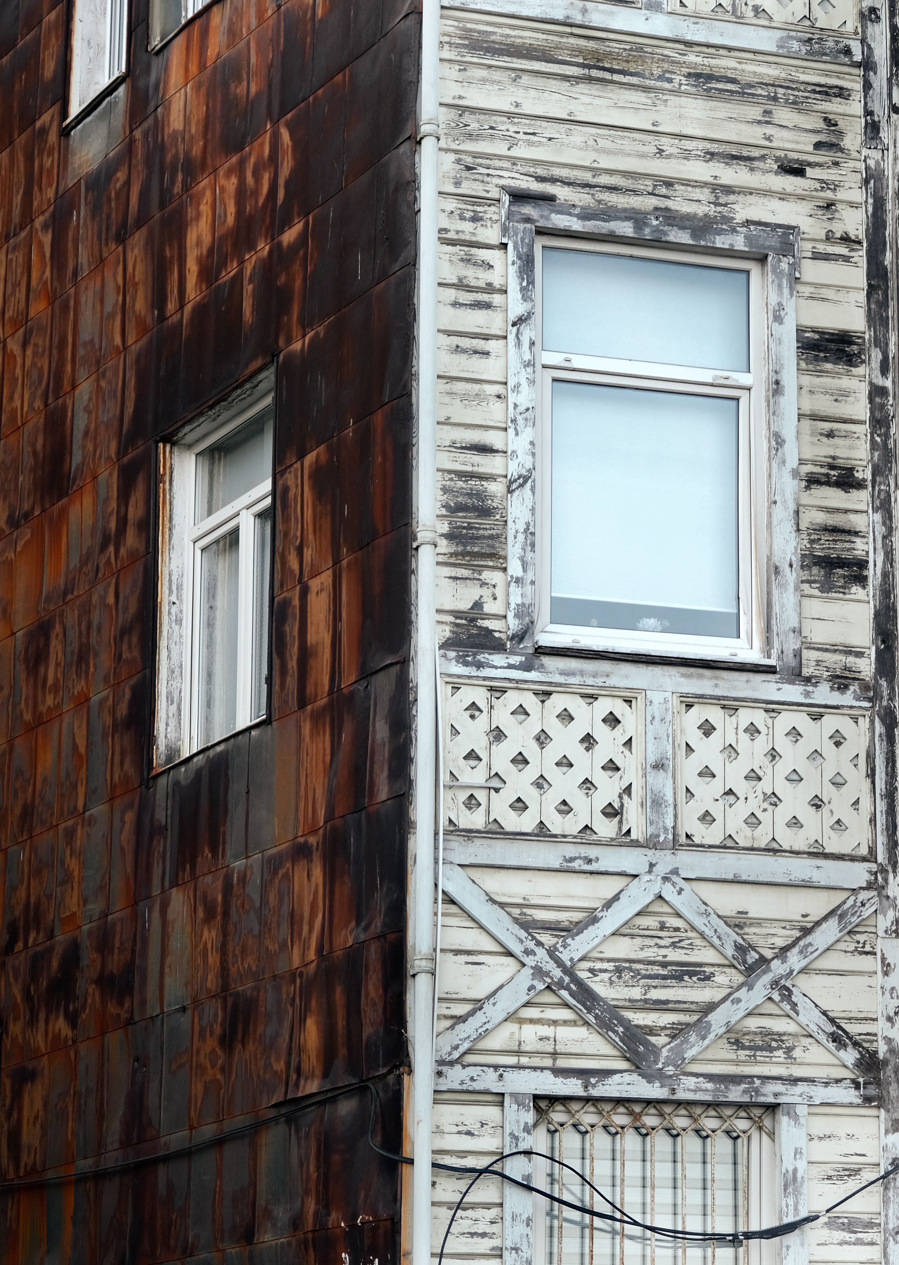 A building with a rusty exterior and windows · Free Stock Photo