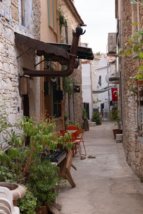 Free Discover the quaint charm of a traditional alleyway in Foça, İzmir, Türkiye. Stock Photo
