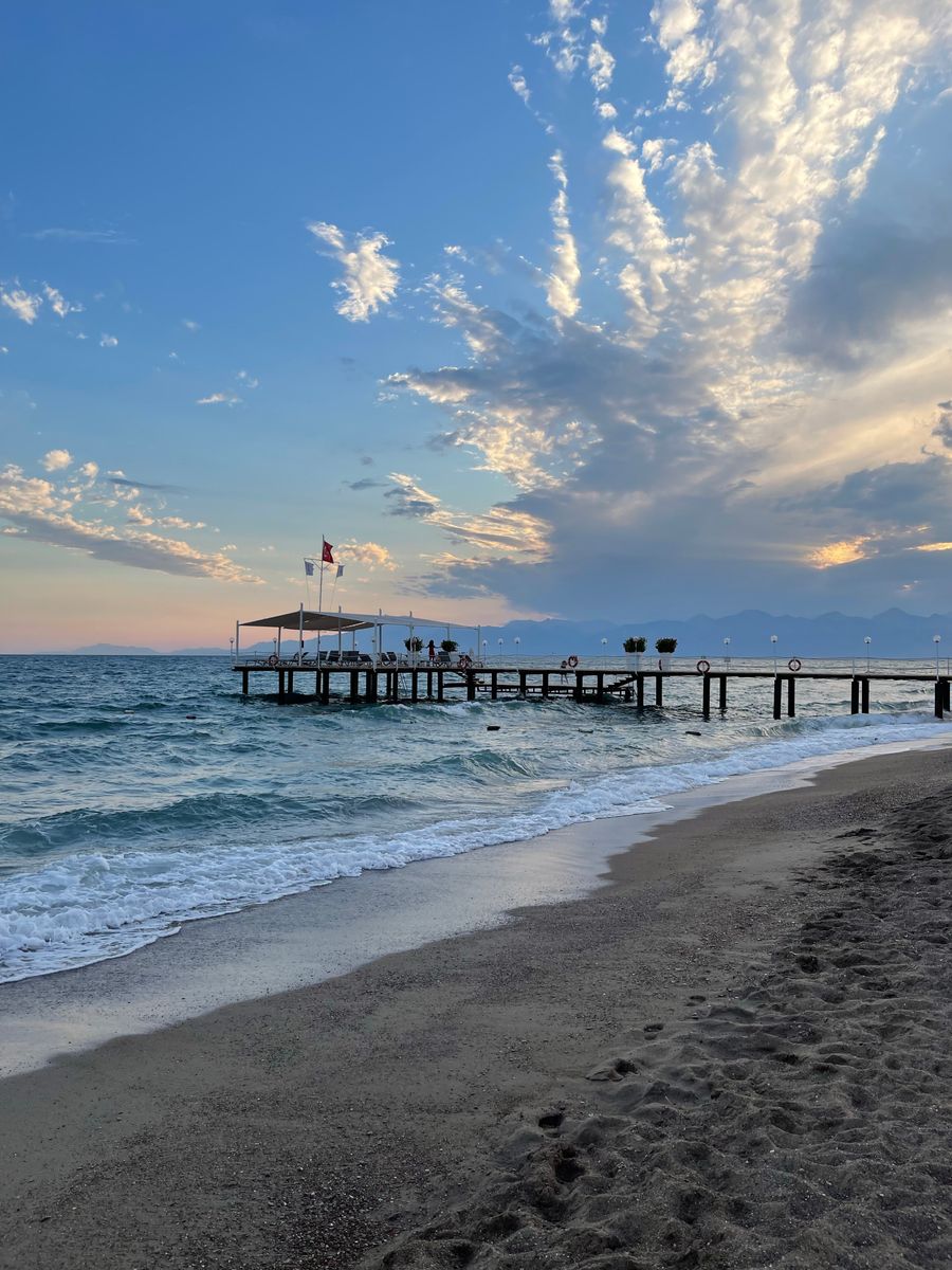 Pier op het strand bij zonsondergang in Antalya, Turkije