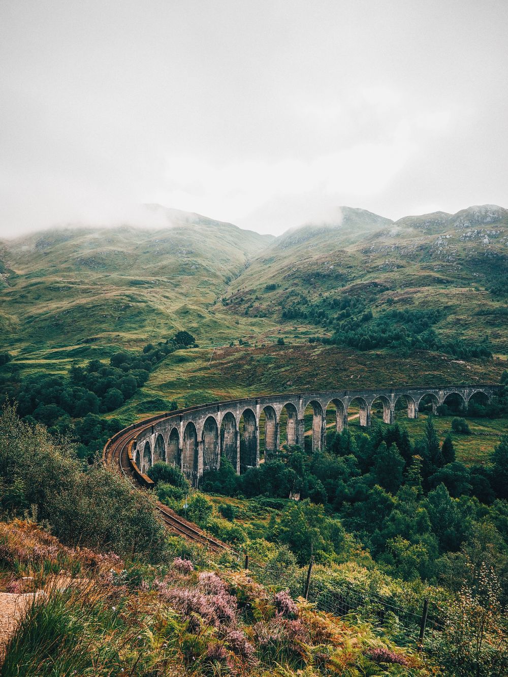 Tren modern pe o linie din Highlands, Scoția