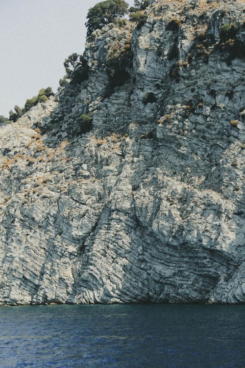 Free Scenic view of a rocky cliff above the sea in Marmaris, Muğla, Türkiye. Stock Photo
