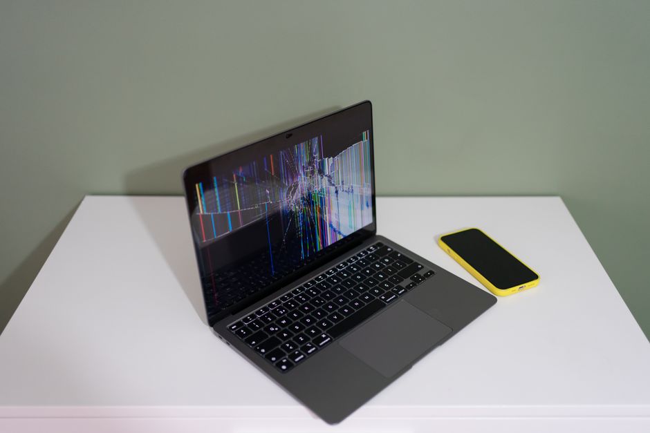 Laptop with a cracked screen sitting on a desk - cheap laptop insurance Laptop with a cracked screen sitting on a desk - cheap laptop insurance