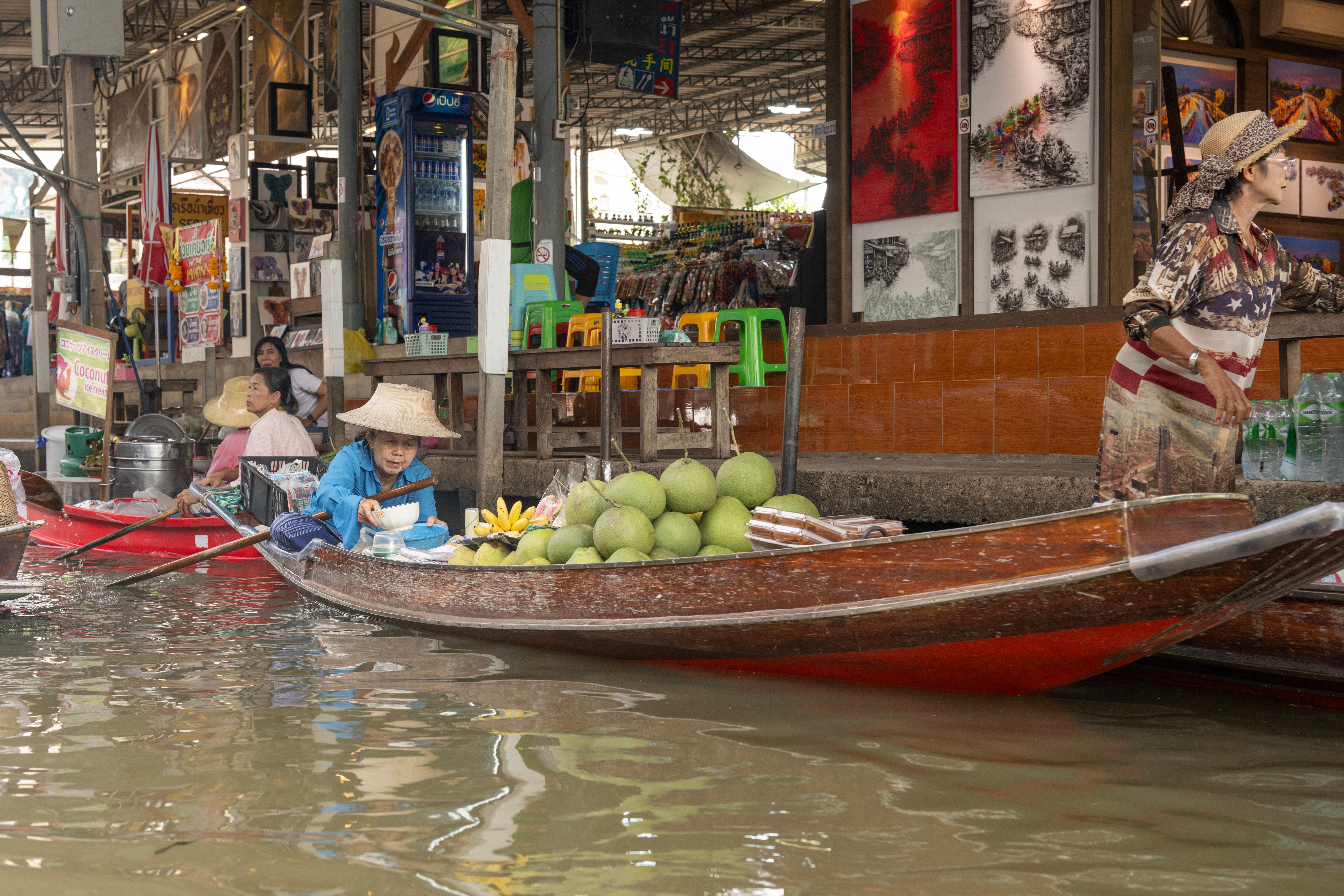 Vibrant Floating Market Scene in Bangkok · Free Stock Photo