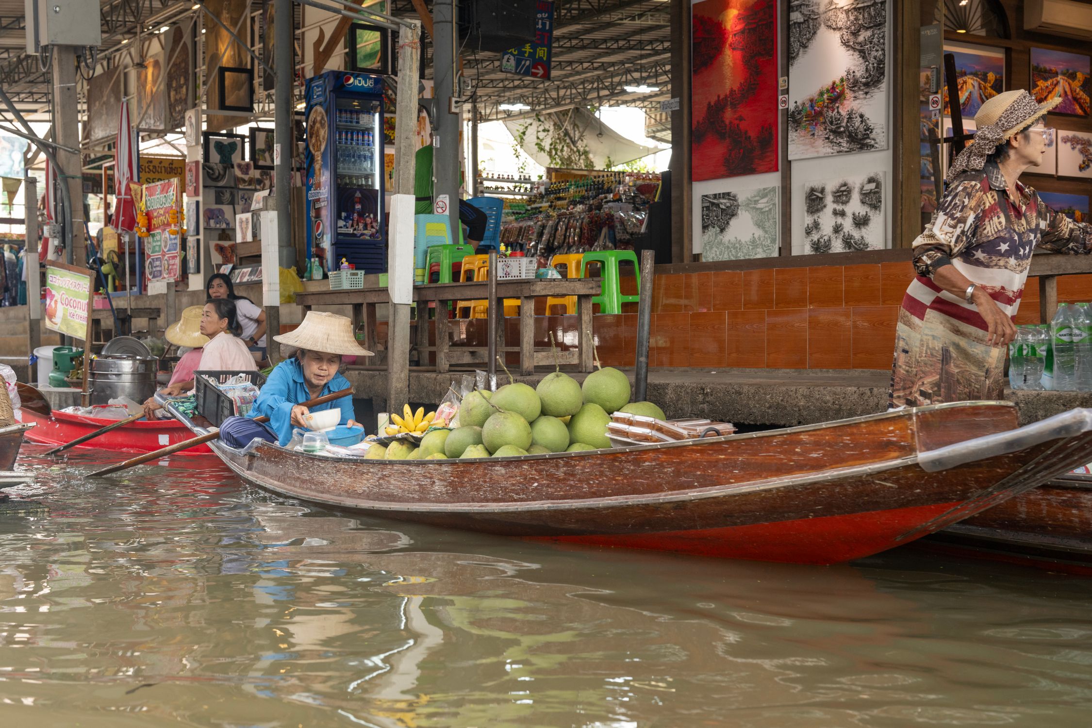 Vibrant Floating Market Scene in Bangkok · Free Stock Photo