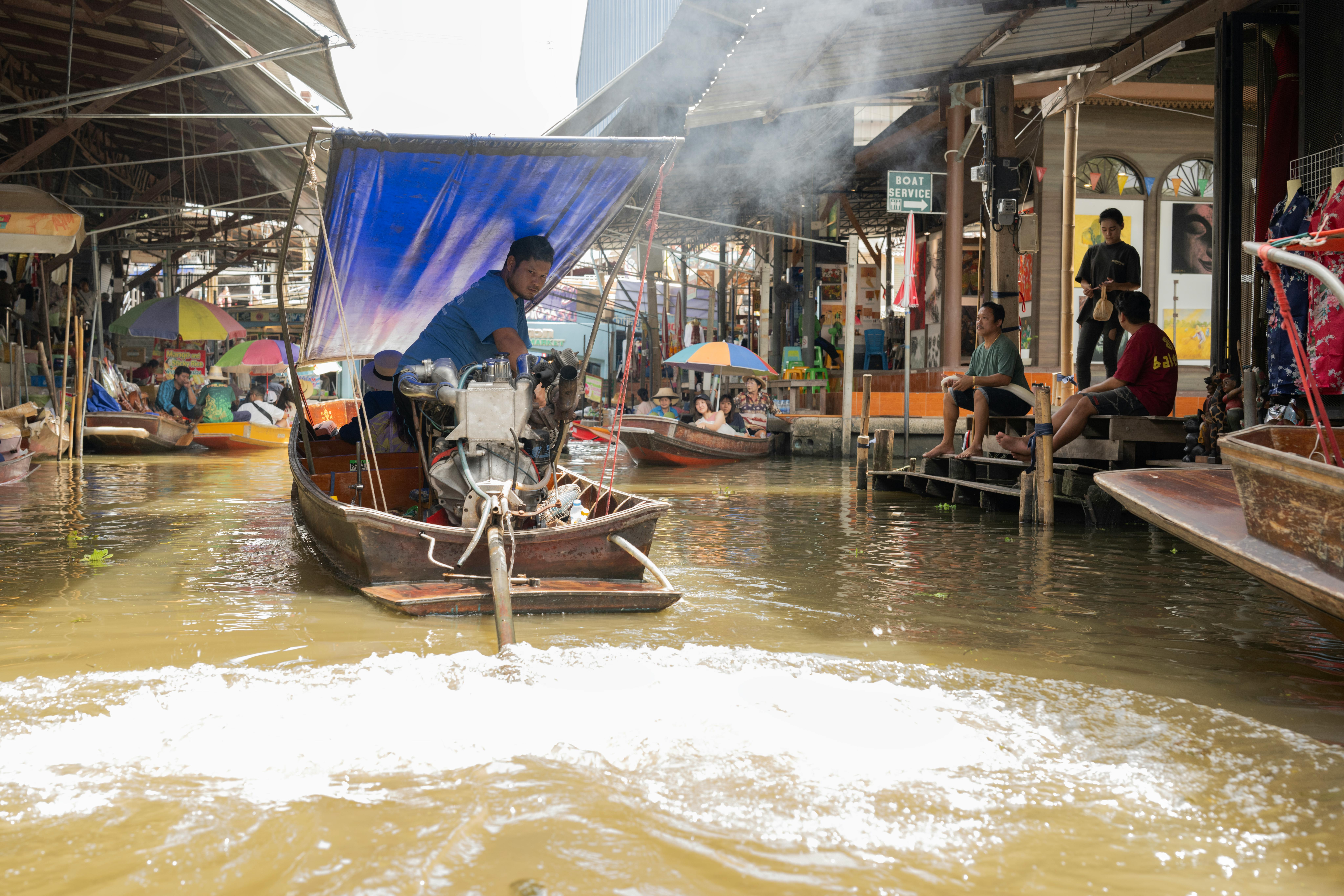Scène animée d'un marché flottant traditionnel à Bangkok avec des bateaux et des vendeurs locaux.