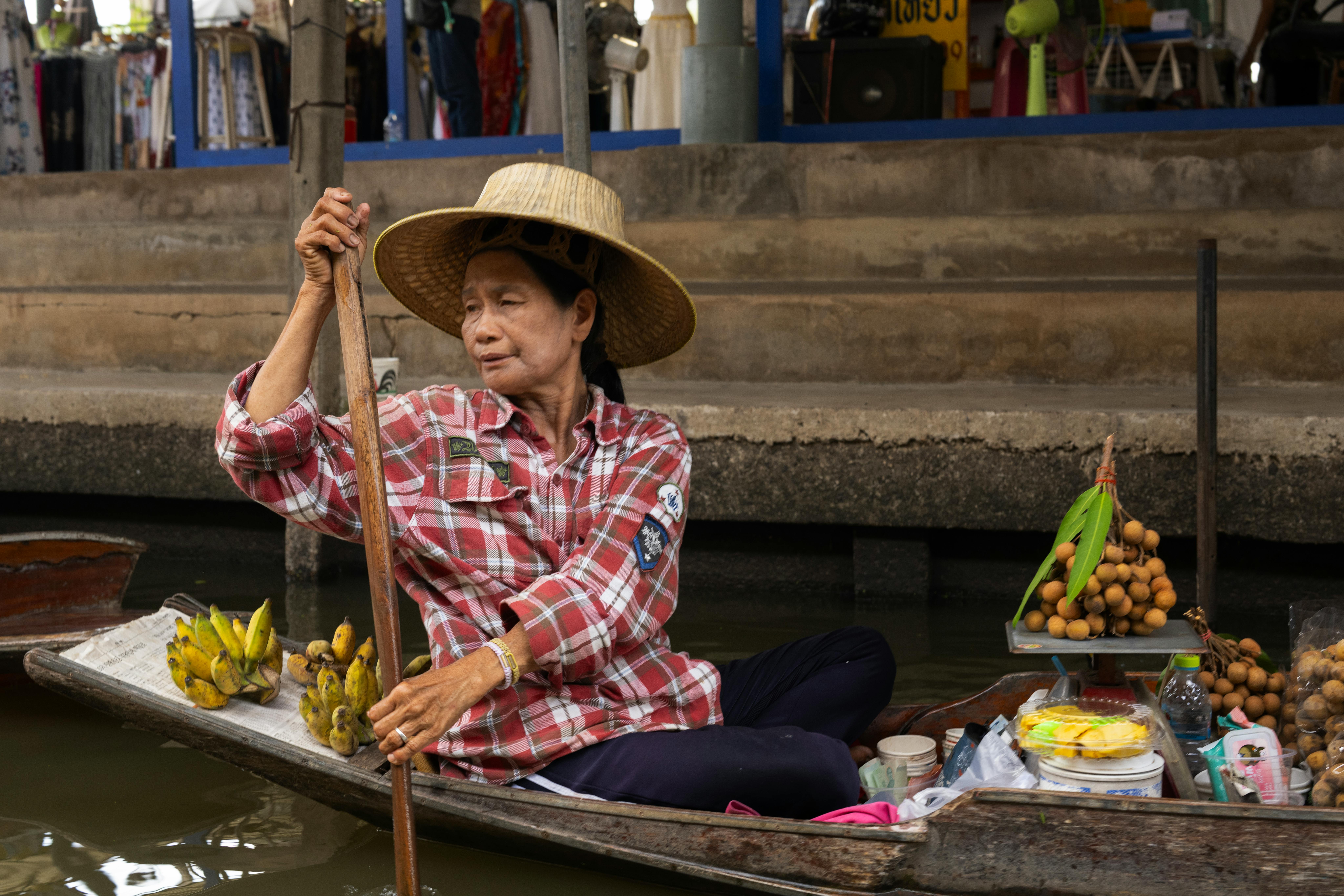 امرأة تايلاندية ترتدي الزي التقليدي
