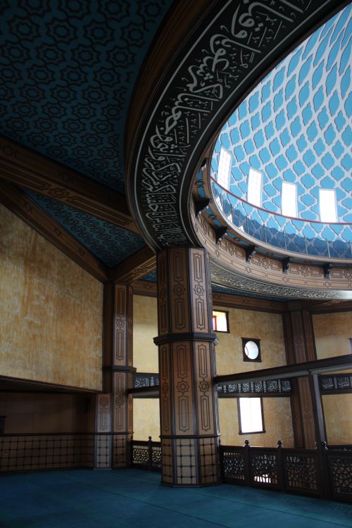 Free Intricate Islamic architecture showcasing a blue geometric dome and decorative walls. Stock Photo