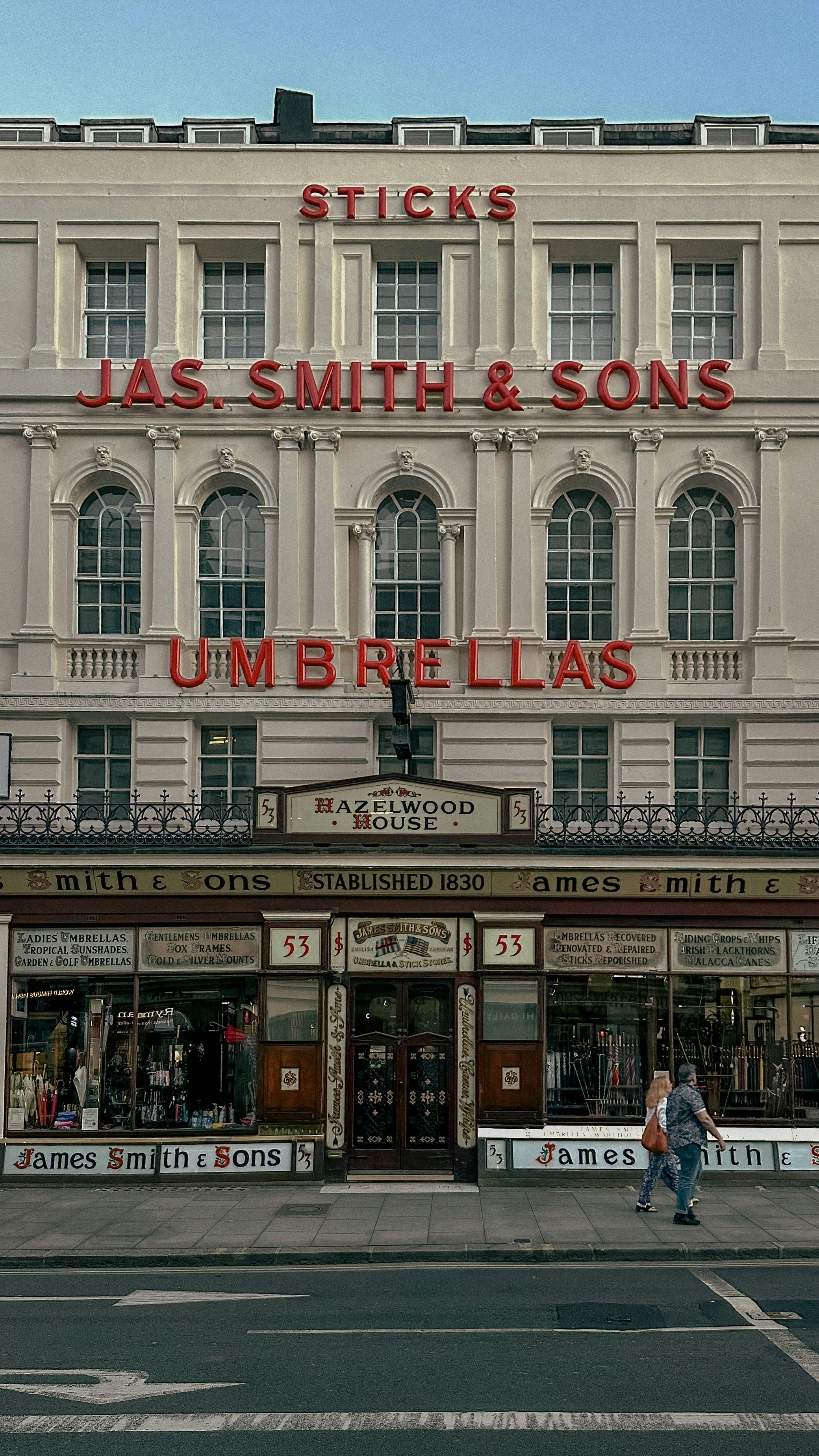 無料 ロンドンの赤い活字看板のある古い建物 写真素材