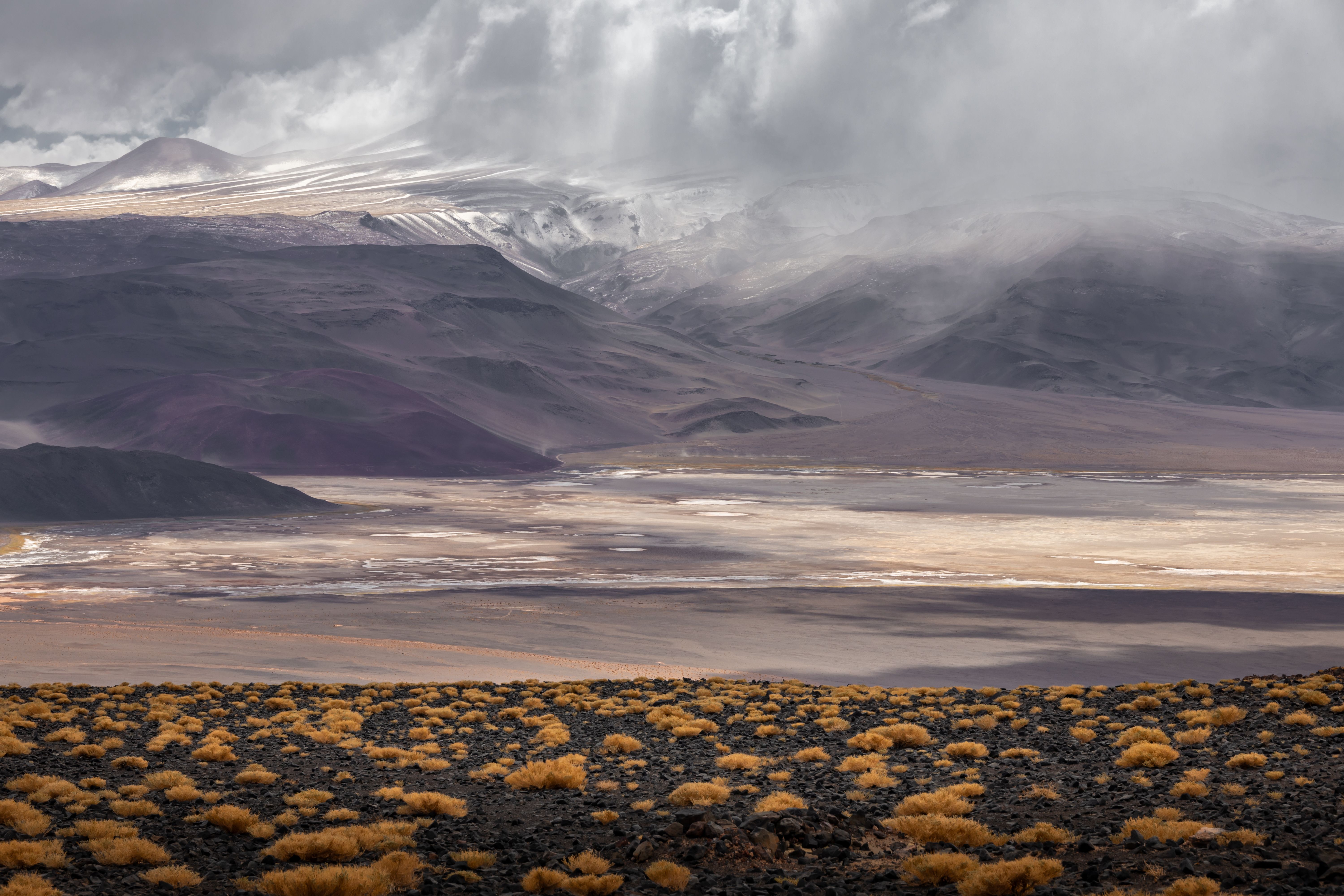 A barren landscape with mountains and clouds · Free Stock Photo