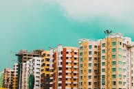 加尔各答晴朗的天空下，当代公寓楼映衬出城市建筑的特色