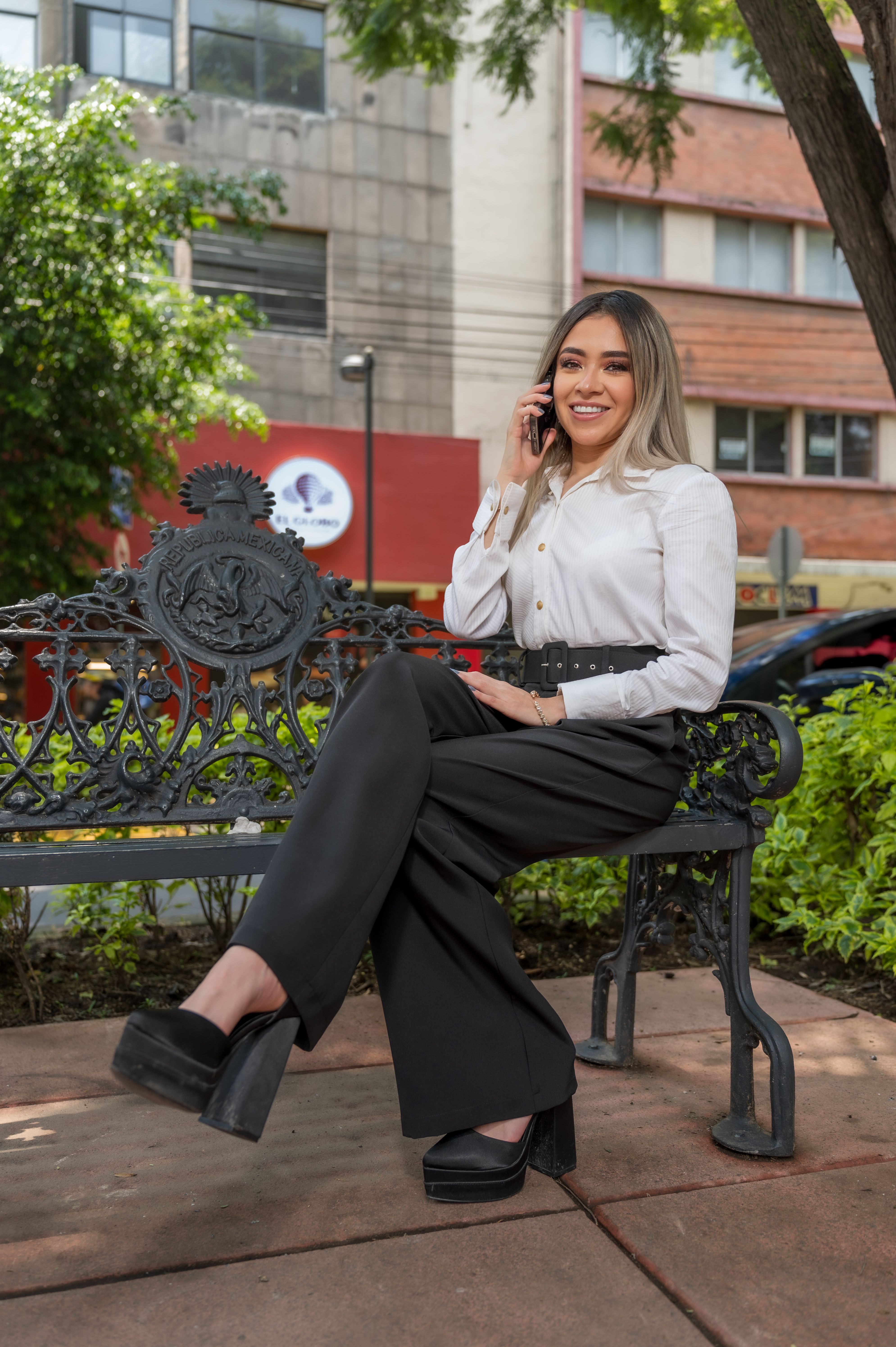 Mujer utilizando un teléfono móvil en Ciudad de México para verificar una plataforma digital