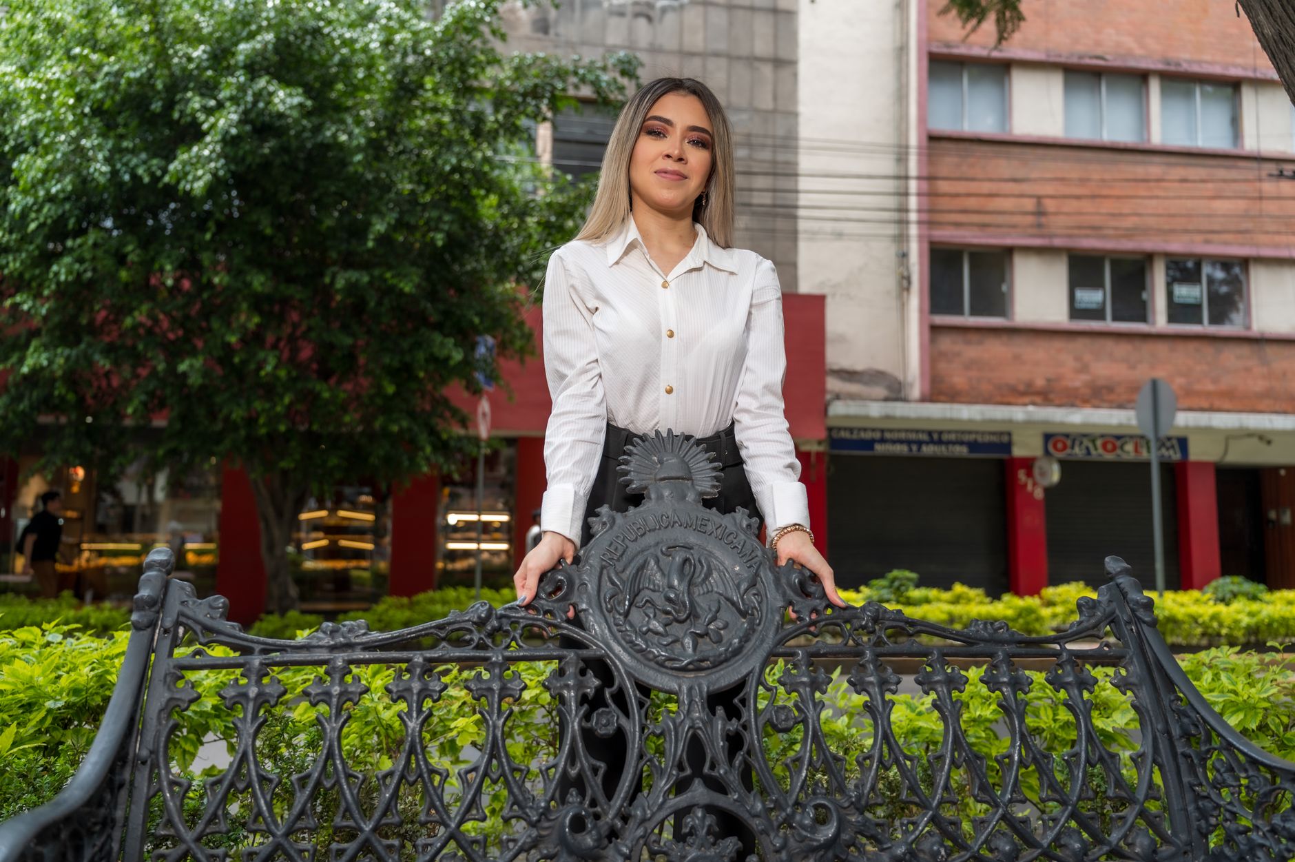 Stylish woman posing outdoors in Ciudad de México. Vibrant urban setting, perfect composure.