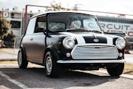 一辆老式迷你库珀停在美洲赛道的户外区域