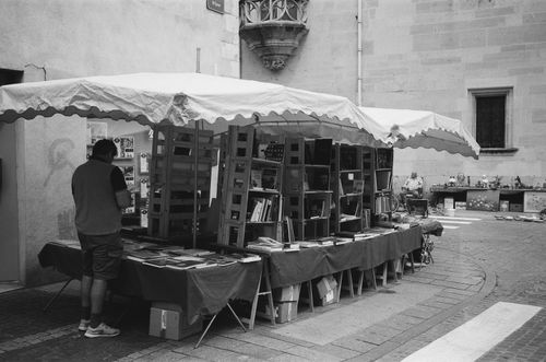 Free Captivating black and white image of a book market stall in Nancy, France. Stock Photo