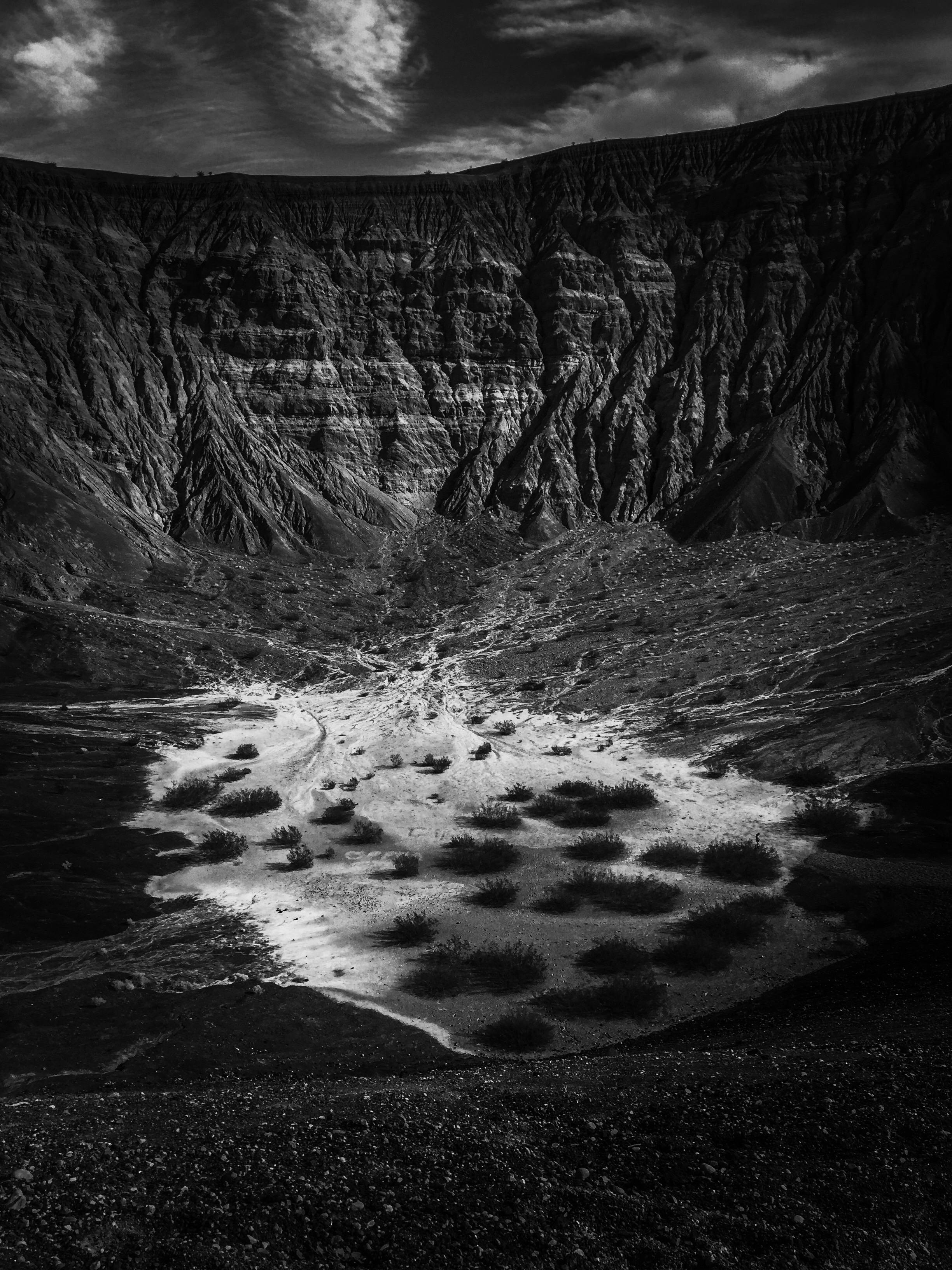 黑白影像下的沙漠峡谷与悬崖，展现出崎岖地形的戏剧性自然风光