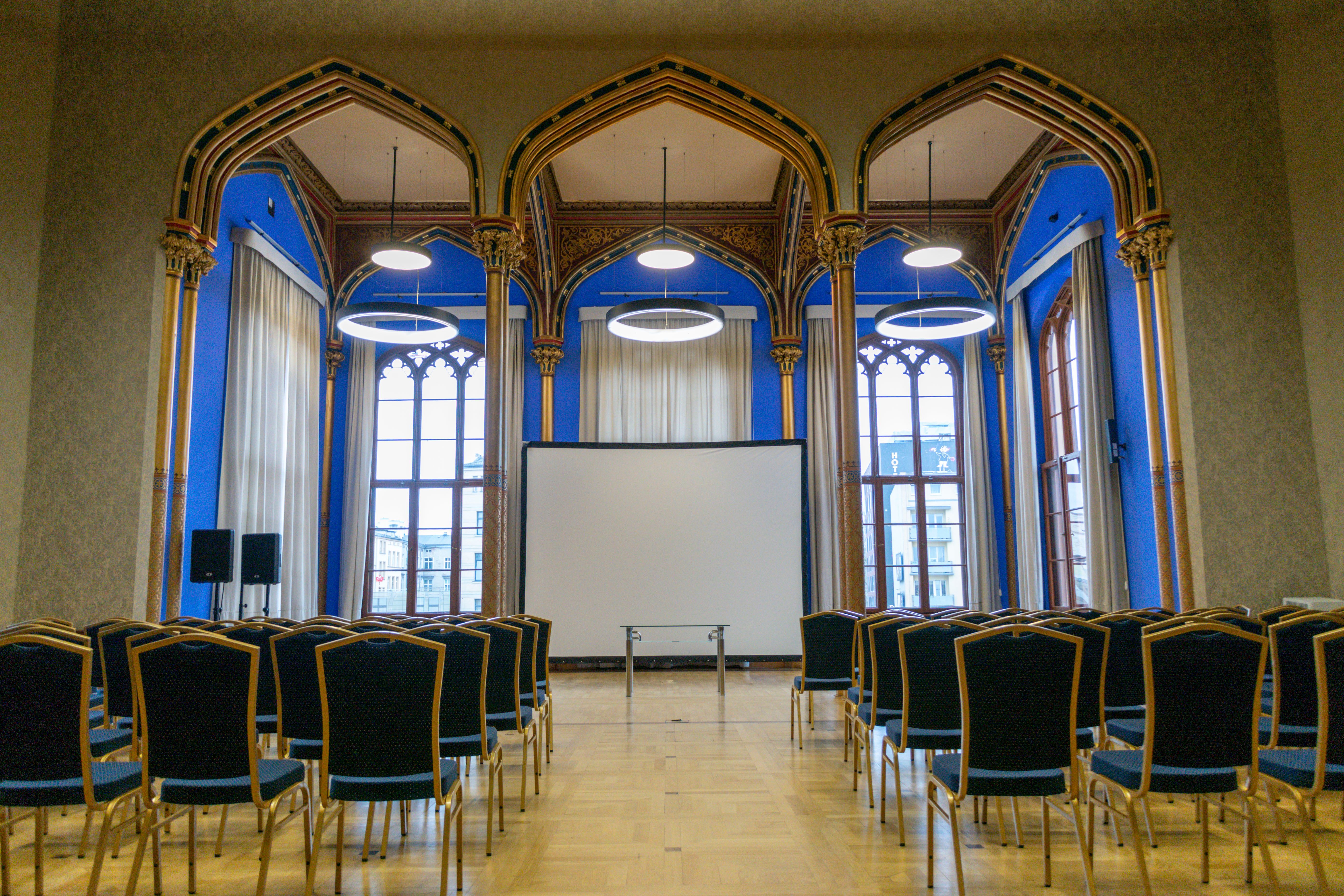 Minimalistyczna sala spotkań z naturalnym światłem
