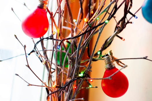 光秃秃的树枝上点缀着五颜六色的圣诞灯和装饰，营造出节日氛围